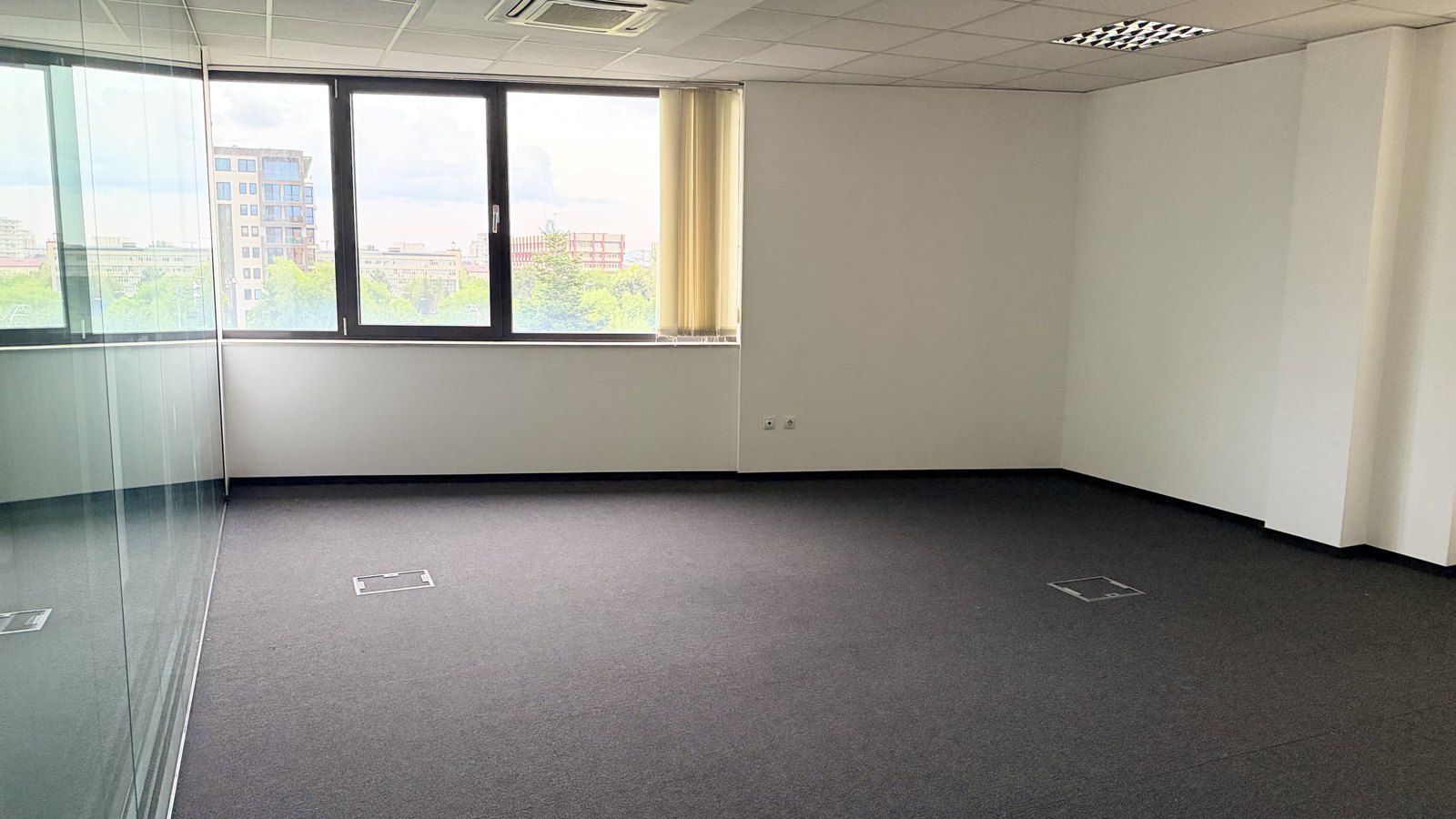 Configurable office space with recessed floor boxes and city views